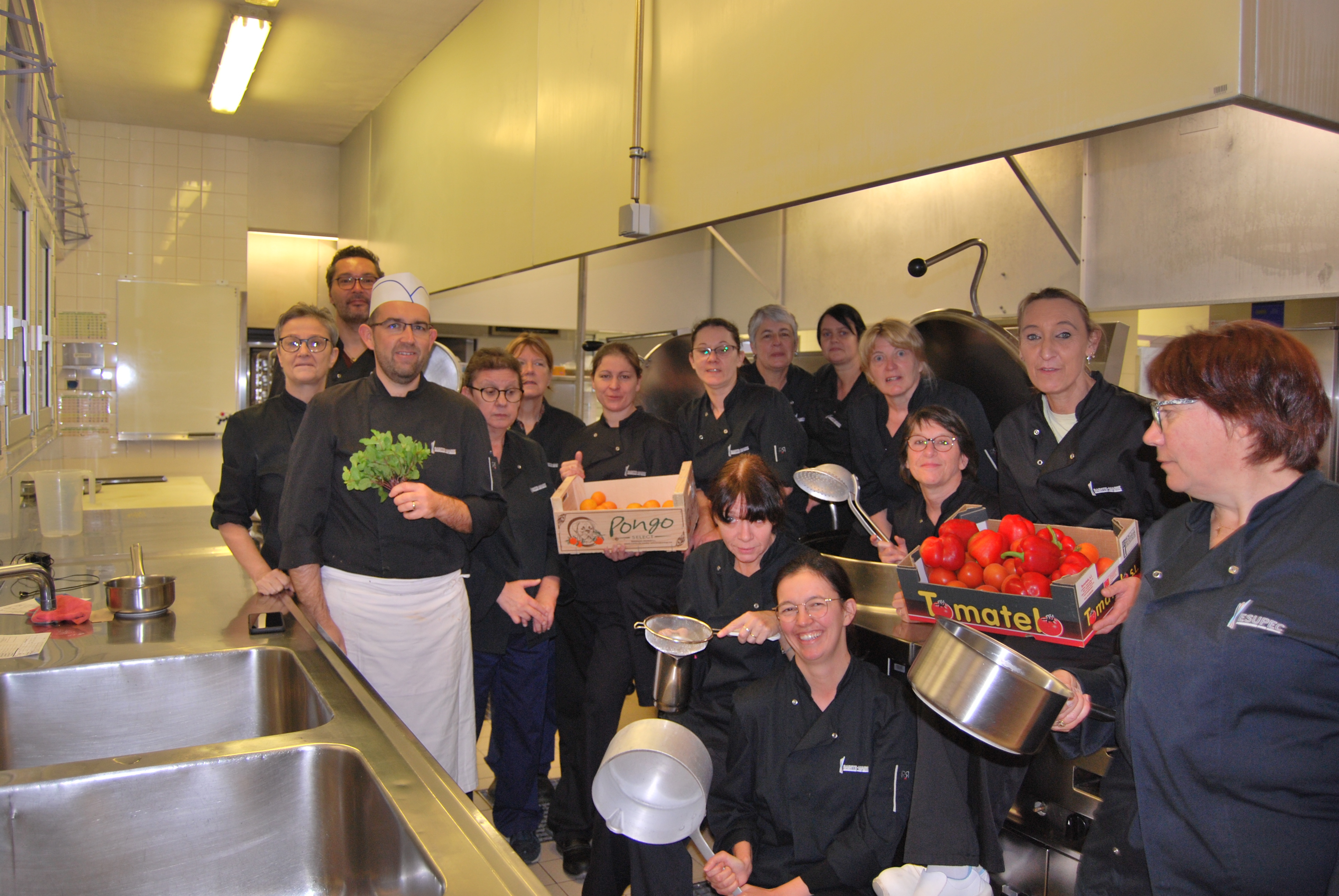 CUISINE EQUIPE.JPG
