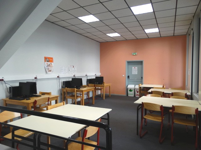 Salle de travail de groupe